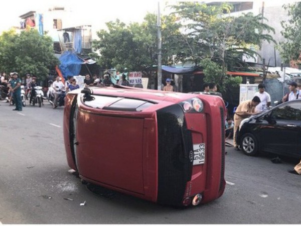 Thiếu niên 17 tuổi lái ô tô gây 2 tai nạn trên đường ở Sài Gòn
