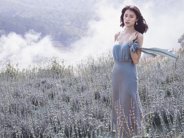 Hạ Vy xinh đẹp, "mong manh như sương khói" giữa cánh đồng hoa oải hương