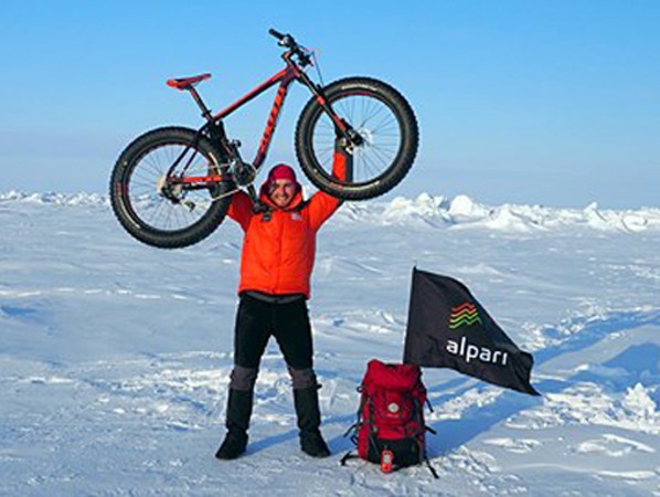 Người đàn ông "khùng" chinh phục Bắc cực bằng xe đạp