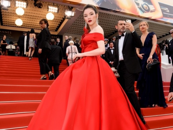 Lý Nhã Kỳ hóa thân thành Lọ Lem, diện váy đỏ rực trong ngày khai mạc LHP Cannes 