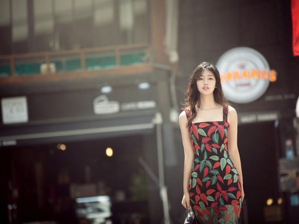 Á hậu Thanh Tú xinh đẹp ngẩn ngơ trên đường phố Seoul