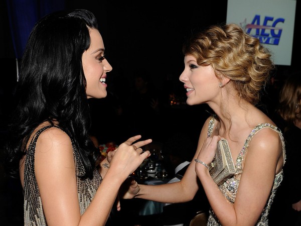 Dân mạng phản ứng thế nào khi Katy Perry chúc mừng "Reputation Stadium Tour" của Taylor Swift? 