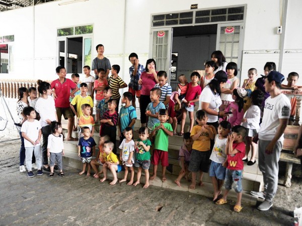 Vợ chồng Lý Hải đưa các con đi làm từ thiện tại nơi viết kịch bản phim