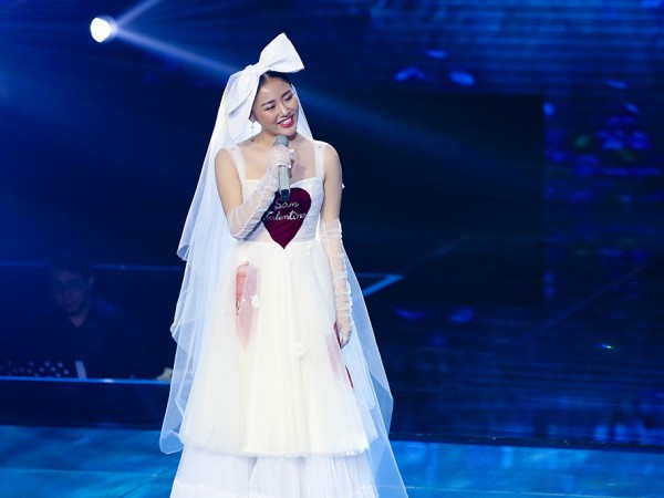 Văn Mai Hương hóa cô dâu xinh đẹp, lần đầu hát hit mới trên sóng truyền hình