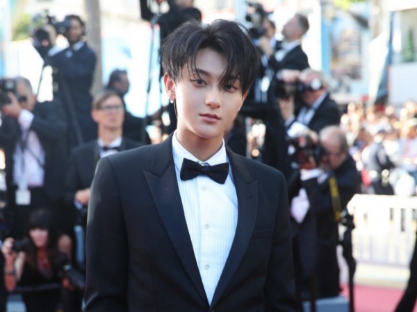 Hoàng Tử Thao "ngơ ngác" khi bị phóng viên "đuổi khéo" trên thảm đỏ Cannes
