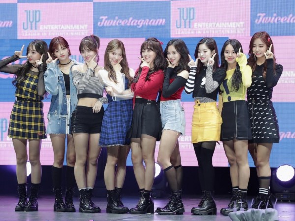 MC một sự kiện trường học phải xin lỗi TWICE vì dùng từ ngữ thiếu tế nhị