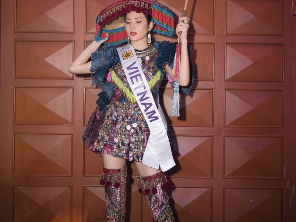 Diệu Linh khoe trang phục truyền thống tại "Nữ hoàng Du lịch Quốc tế 2018"