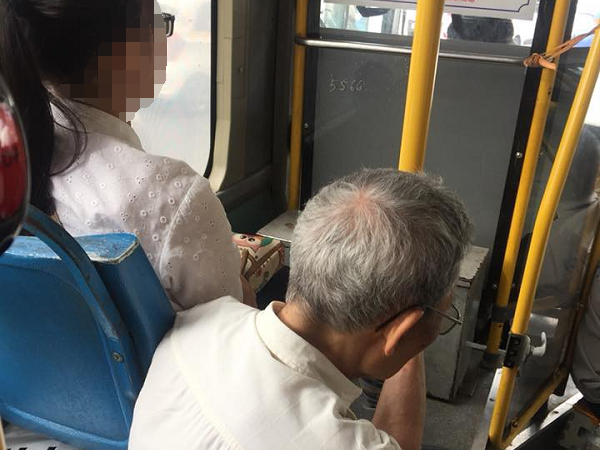 Hình ảnh cô gái không nhường ghế cho cụ ông trên xe bus gây tranh cãi