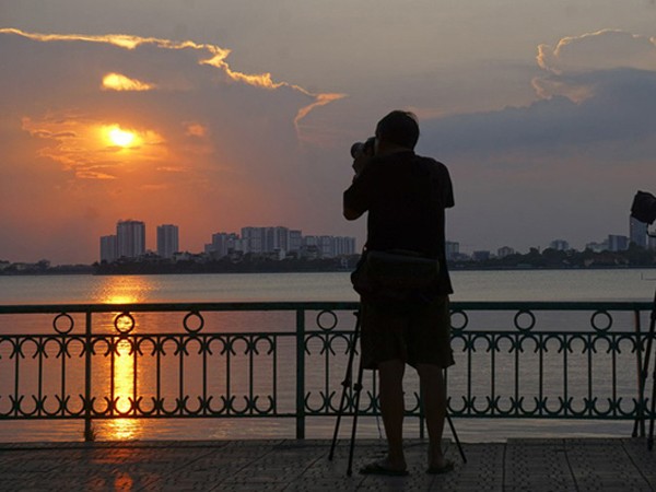 Ngắm hoàng hôn đẹp lạ trên Hồ Tây