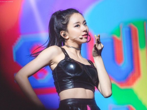 Chaeyoung (TWICE) nhìn siêu khác lạ, được khen hết lời với phong cách trang điểm mới