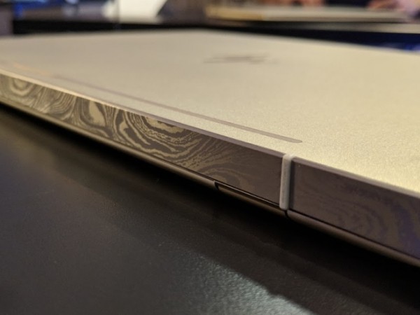 Fan "Game of throne" phấn khích với chiếc laptop sử dụng họa tiết vân thép Damascus 