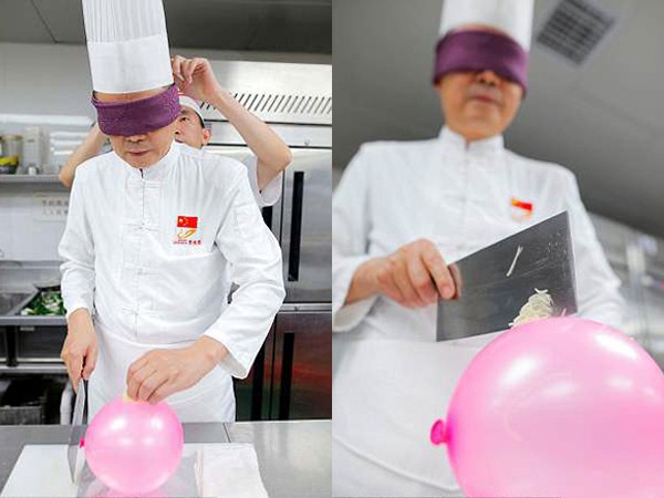 Trung Quốc: Kinh ngạc bếp trưởng dùng bóng bay làm thớt để cắt khoai tây thành sợi mỏng