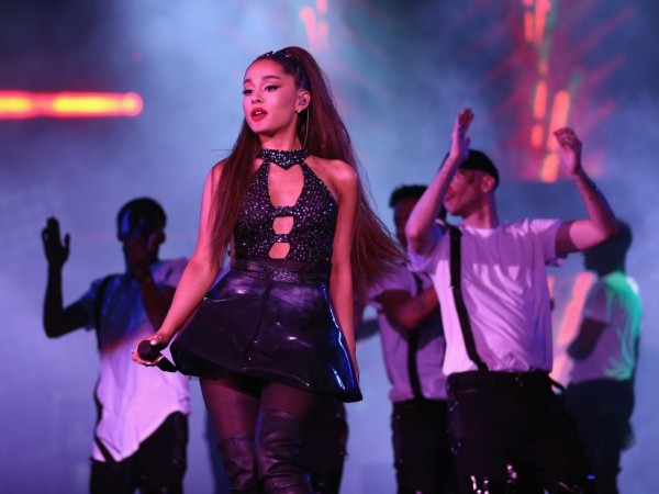 Ariana Grande hào phóng biểu diễn trước hit hợp tác mới cùng Nicki Minaj