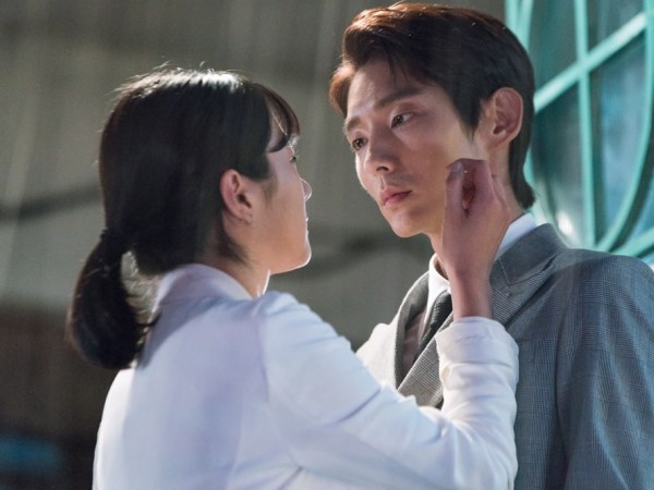 Hậu trường “Lawless Lawyer”: Lee Joon Gi và Seo Ye Ji "tình tứ" trêu đùa lẫn nhau
