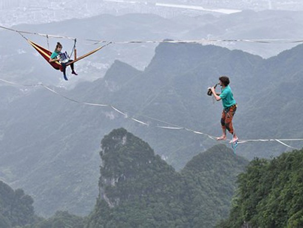 Trung Quốc: Nghệ thuật kết hợp với mạo hiểm khi vừa đu dây vừa chơi đàn ở độ cao 1.400 mét 