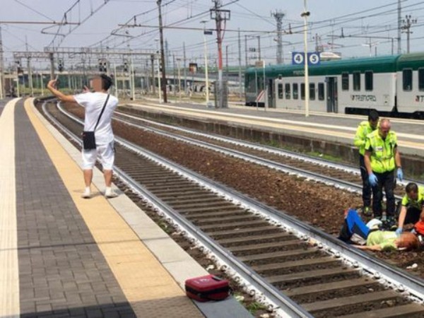 Cả nước Ý phẫn nộ với thanh niên vô tư selfie bên hiện trường vụ tai nạn tàu hỏa