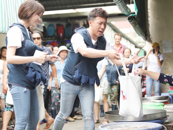 Vợ chồng Trấn Thành không ngại trả giá hết cỡ, xin từng nguyên liệu ở chợ Bến Thành 