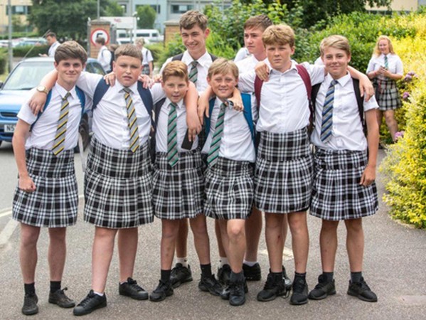 Anh: Trường học cấm mặc quần soóc nhưng cho phép nam sinh mặc váy vào mùa Hè