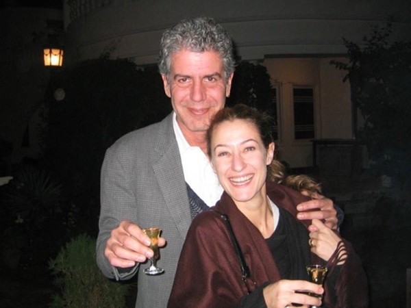 Bạn gái cũ của đầu bếp Anthony Bourdain chia sẻ thông điệp mạnh mẽ về bệnh trầm cảm