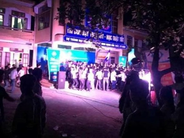 Chuyện lạ ở Hà Tĩnh: Trường THPT tổ chức Lễ bế giảng vào... ban đêm