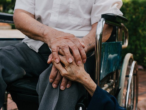 Chuyện tình cảm động sau bộ ảnh kỷ niệm 65 năm ngày cưới bên xe lăn