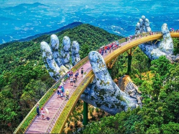 Giới trẻ "đứng ngồi không yên" với cây cầu có bàn tay khổng lồ mới toanh ở Đà Nẵng