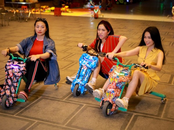Diệu Nhi đạp xích lô chở Sĩ Thanh, "đua xe" với Yaya Trương Nhi