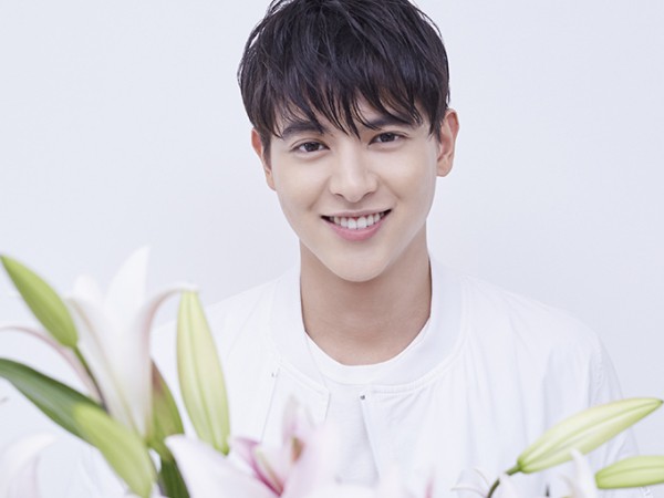 Cứ nghĩ "Hoàng tử nụ cười" James Jirayu đồng tính nhưng anh đã có bạn gái từ lâu rồi