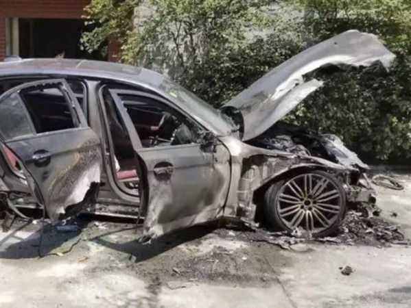 Trung Quốc: Đốt hương trầm để cúng xe mới khiến cả xe bị thiêu rụi