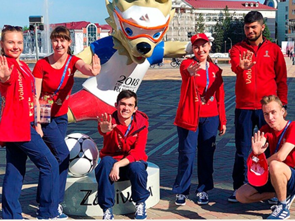 Nga: Ngắm lực lượng tình nguyện viên trẻ trung, quyến rũ tại World Cup 2018