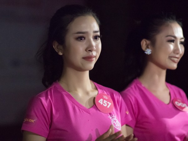 Thí sinh "Hoa hậu Việt Nam 2018" oà khóc ngay sau buổi tập vì một lý do bất ngờ