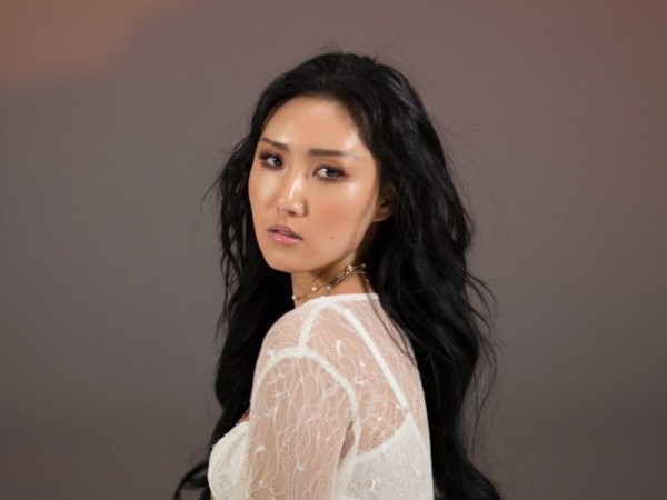 Hwasa (Mamamoo) vụt sáng nhờ để mặt mộc, mặc xấu và ăn lòng lợn ngoài đường