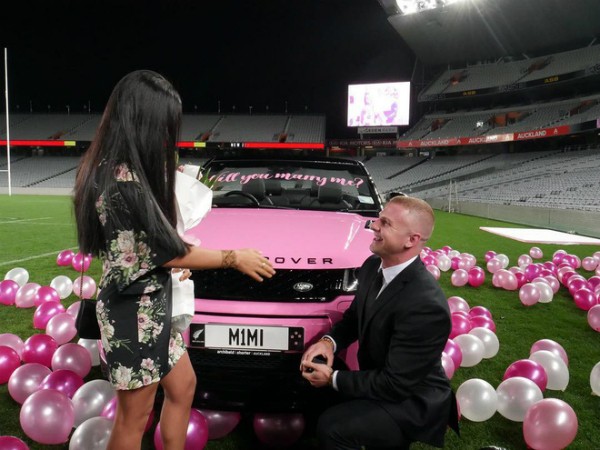 New Zealand: Huấn luyện viên thể hình chơi trội khi đáp trực thăng cầu hôn bạn gái tại sân vận động