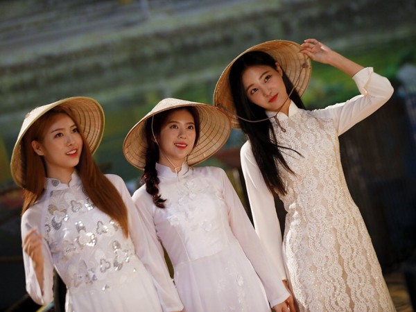 Tung teaser comeback, MOMOLAND khiến fan bất ngờ khi diện áo dài Việt Nam!