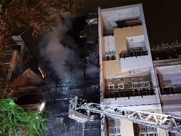 TP.HCM: Hơn 130 lính cứu hỏa vật lộn với đám cháy tại khu Chợ Lớn