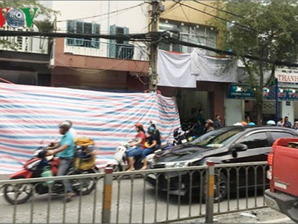 TP.HCM: Nổ xe máy trước trụ sở công an phường, 1 nữ cán bộ bị thương