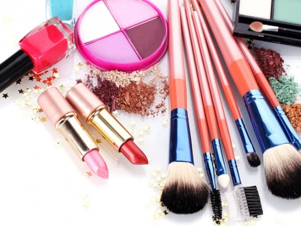 Đồ make-up cũng có “tuổi thọ”, bạn cần chú ý để thay mới chứ đừng tiếc của