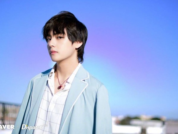 Thôi xong, V (BTS) vô tình lộ màu tóc mới vì mải selfie với cún cưng 