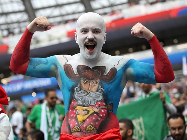 Fan of the day: Những cổ động viên nổi bật nhất được FIFA bình chọn sau lượt đấu đầu tiên