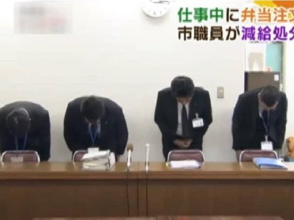 Nhân viên nghỉ làm 3 phút đi mua cơm, lãnh đạo công ty Nhật cúi đầu xin lỗi