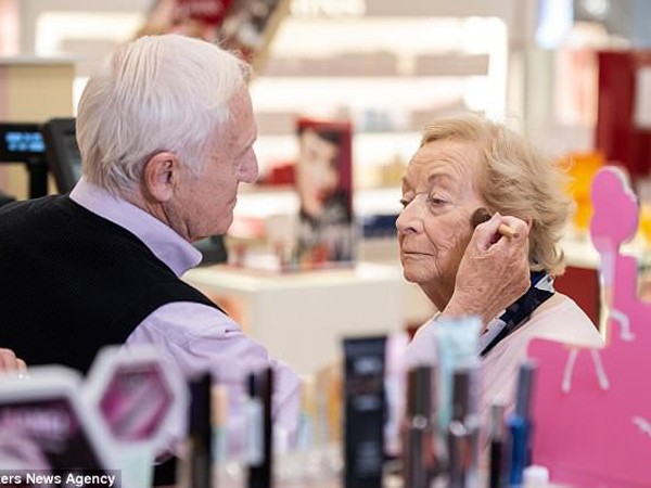Ông lão 84 tuổi học cách trang điểm cho vợ trước khi bà cụ mất đi thị lực