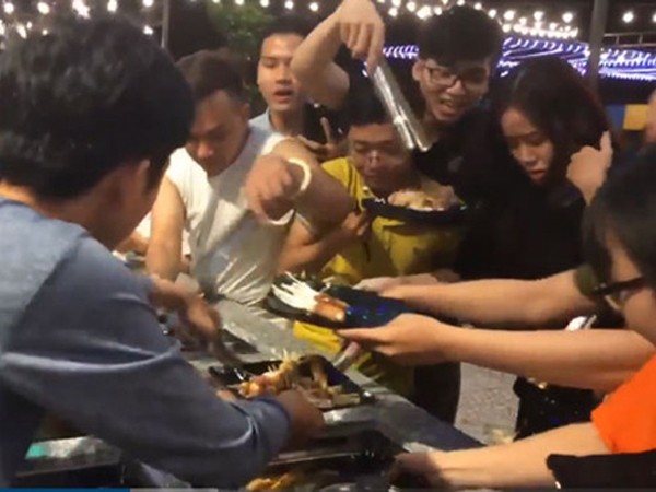 Nóng trên mạng xã hội: Ngao ngán cảnh tranh ăn buffet miễn phí