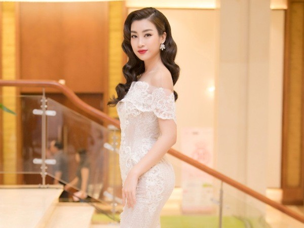 Hoa hậu Mỹ Linh lộng lẫy trên thảm đỏ đêm Chung khảo phía Nam "Hoa hậu Việt Nam 2018"