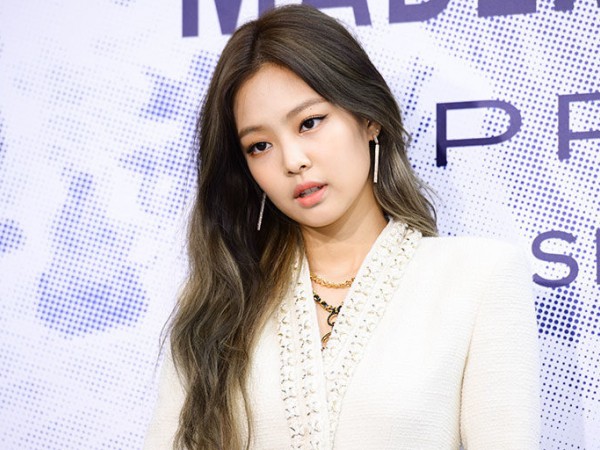 Jennie (BLACKPINK) gặp sơ sẩy khi tiết lộ nguồn cảm hứng cho lightstick của nhóm
