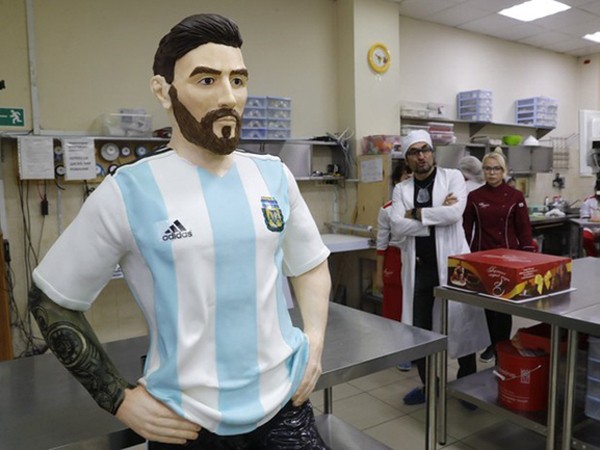 Món quà đặc biệt của người hâm mộ Nga dành cho Lionel Messi vào ngày sinh nhật