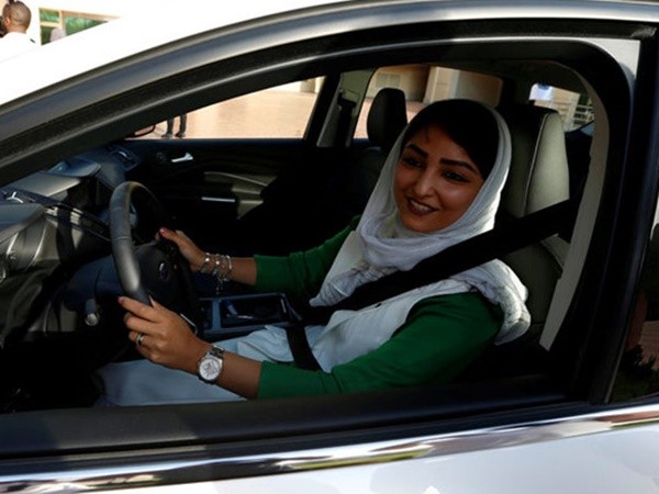 Ở Ả Rập Xê Út, mới chỉ có 10 người phụ nữ được cấp bằng lái xe ô tô!