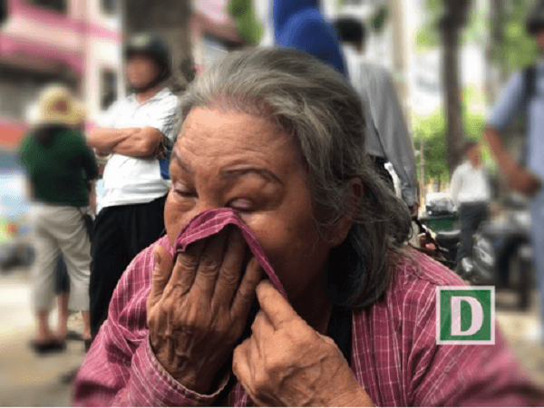 Đà Nẵng: Bà nội khóc trong khi đợi cháu gái tan trường thi