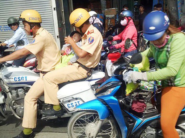 TP.HCM: Xúc động hình ảnh CSGT bế cháu bé vượt đường tắt, đi cấp cứu