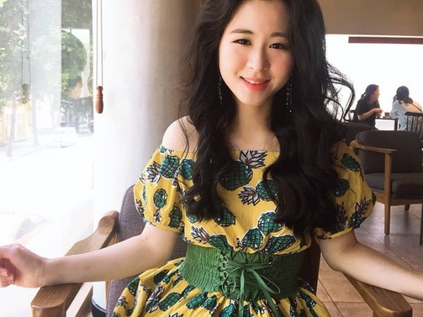 Các hot girl Instagram thi nhau lăng xê họa tiết quả dứa trong các món đồ thời trang