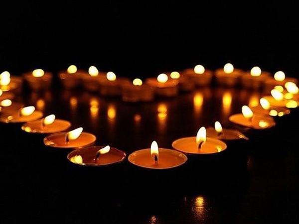 Trung Quốc: Thắp nến để cầu hôn bạn gái khiến cả căn phòng khách sạn bị thiêu rụi